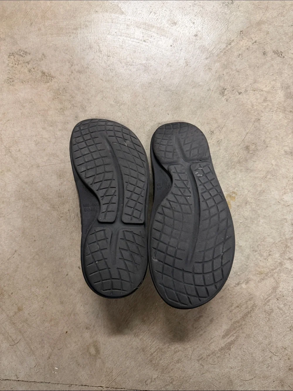 OOFOS Men's Black Slip-On Loafers